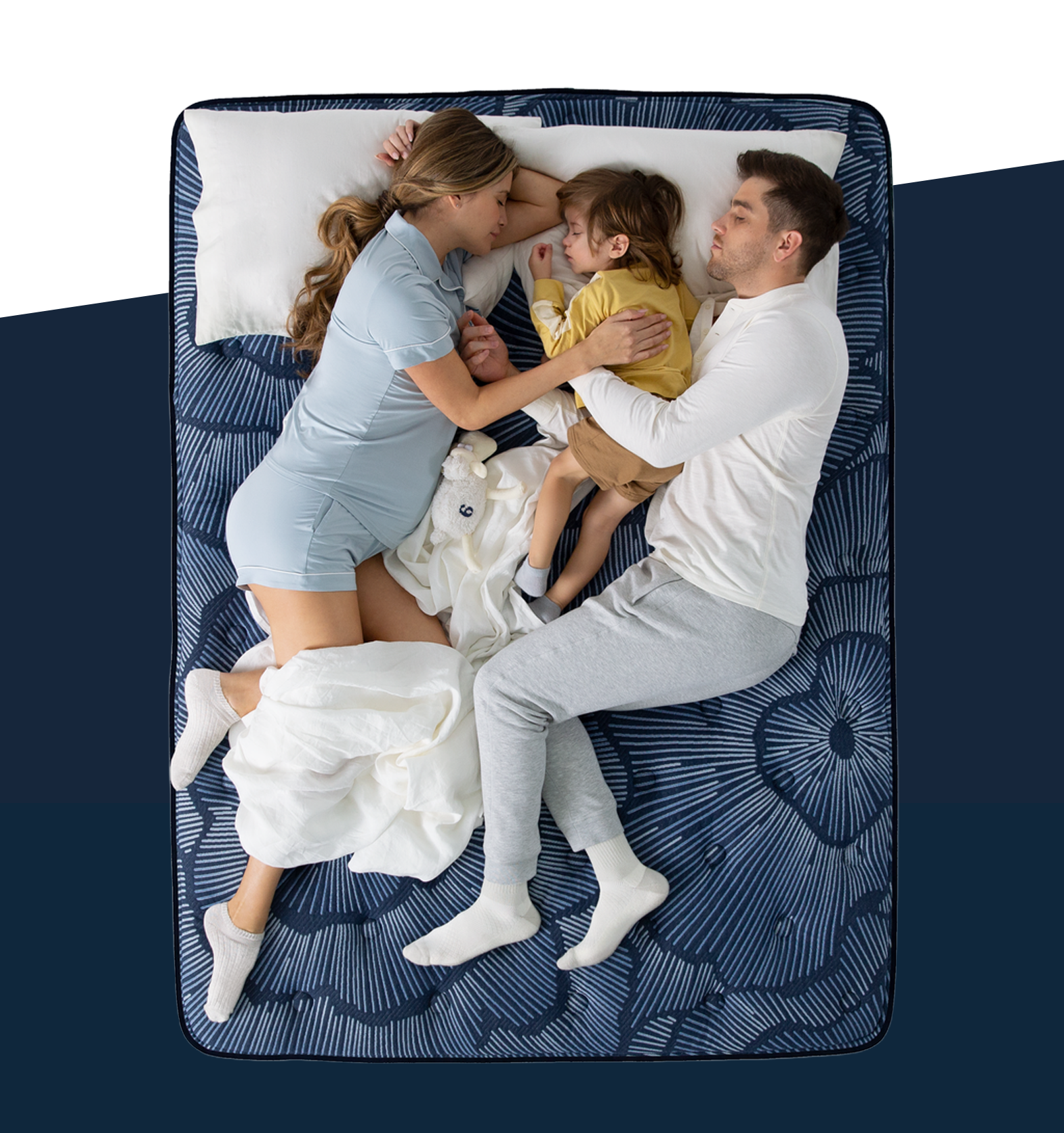 Famille allongée sur un matelas Serta